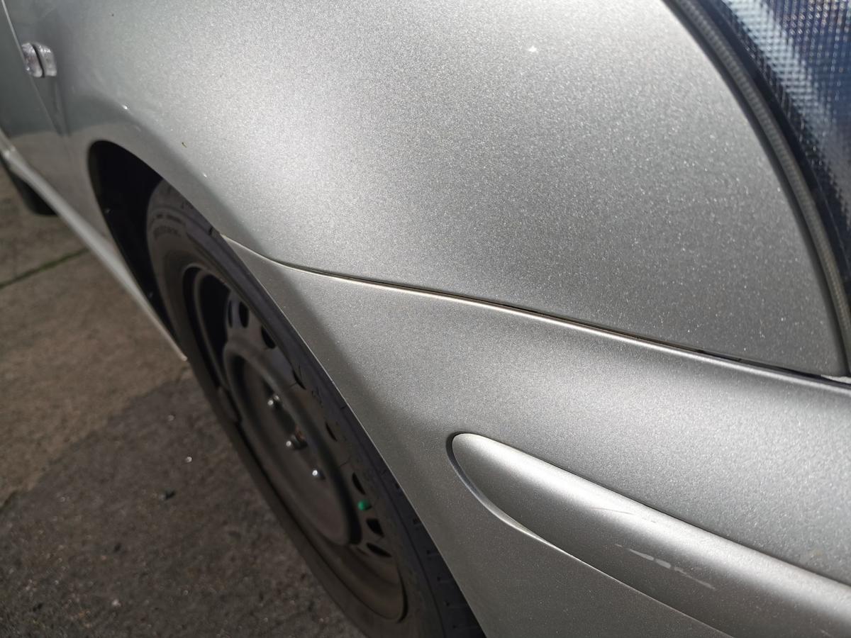 Toyota Avensis T25 Kotflügel Fender Seitenwand vorn rechts 1C0 Radiant Silver