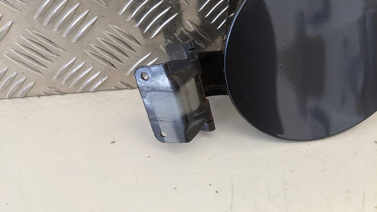 Mazda 2 DE Tankklapppe Tankdeckel Tankverschlu&szlig; Dunkelgrau met.