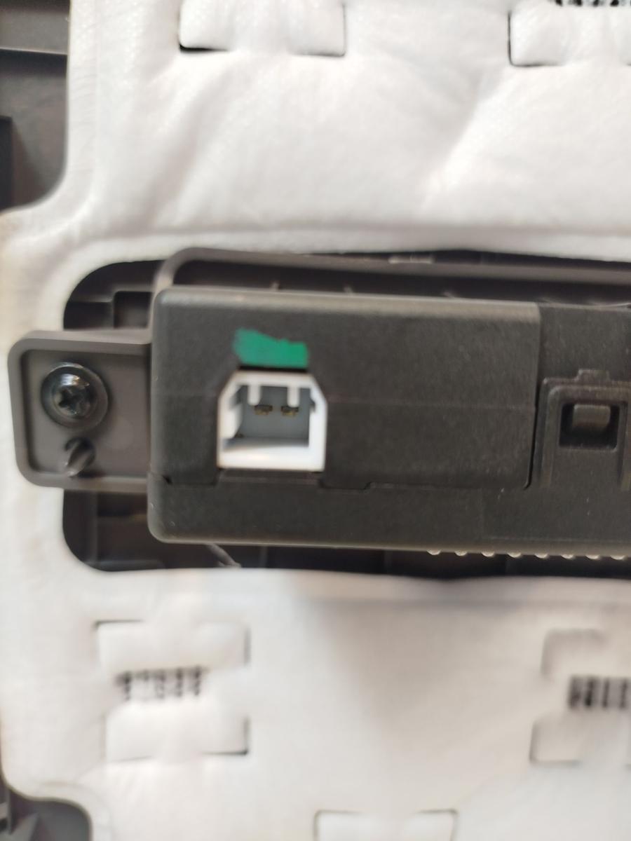 NIO ET7 Elektro Innenverkleidung Mitteltunnel MIttelkonsole hinten mit USB-C