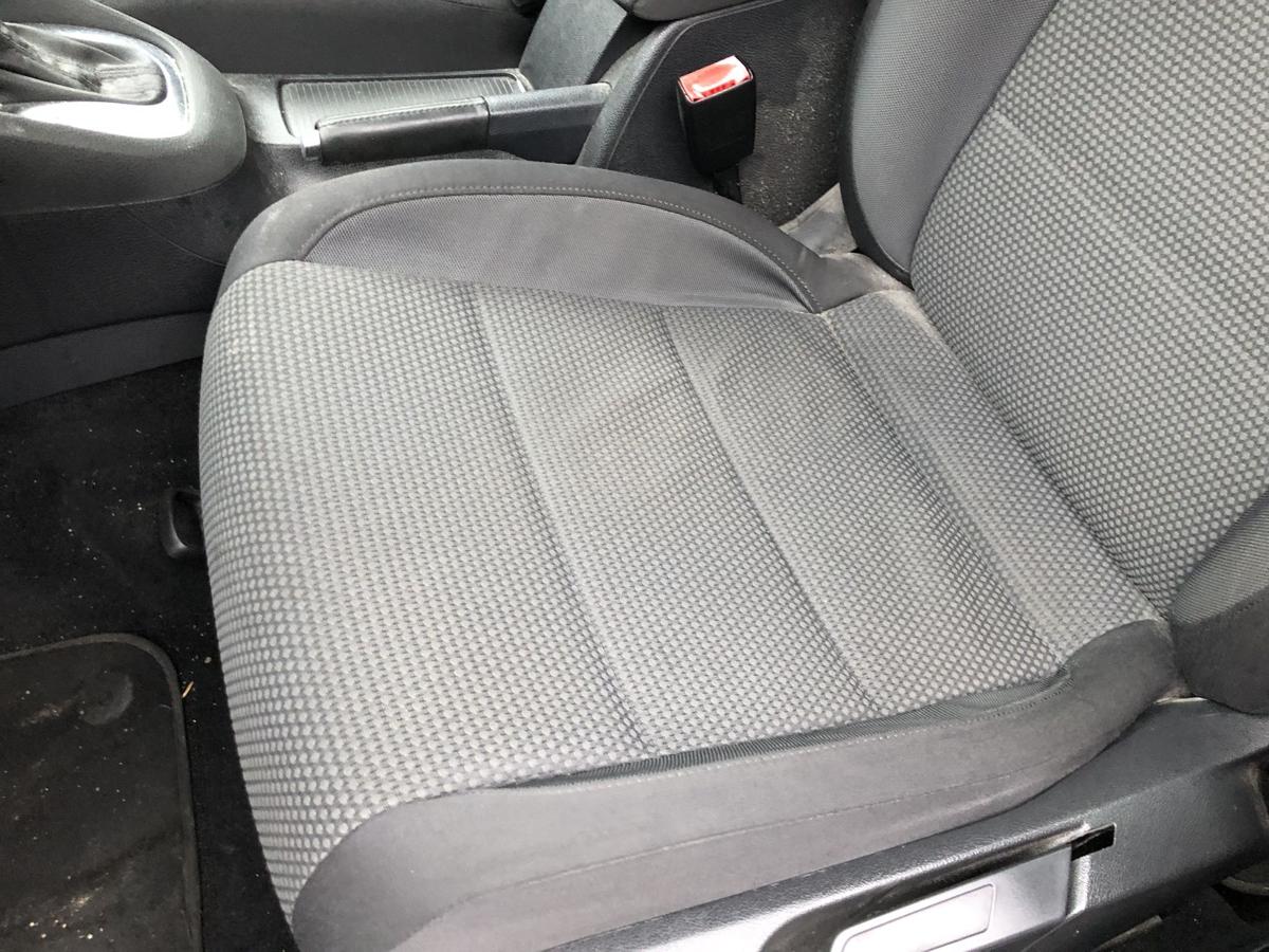 VW Golf 6 VI Variant Sitz vorne links Fahrersitz Stoff