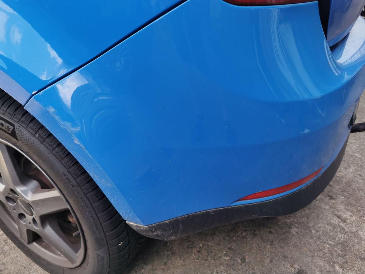 Seat Ibiza 6J Stossstange Stossfänger Bumper hinten blau Ausschnitt AHK unten