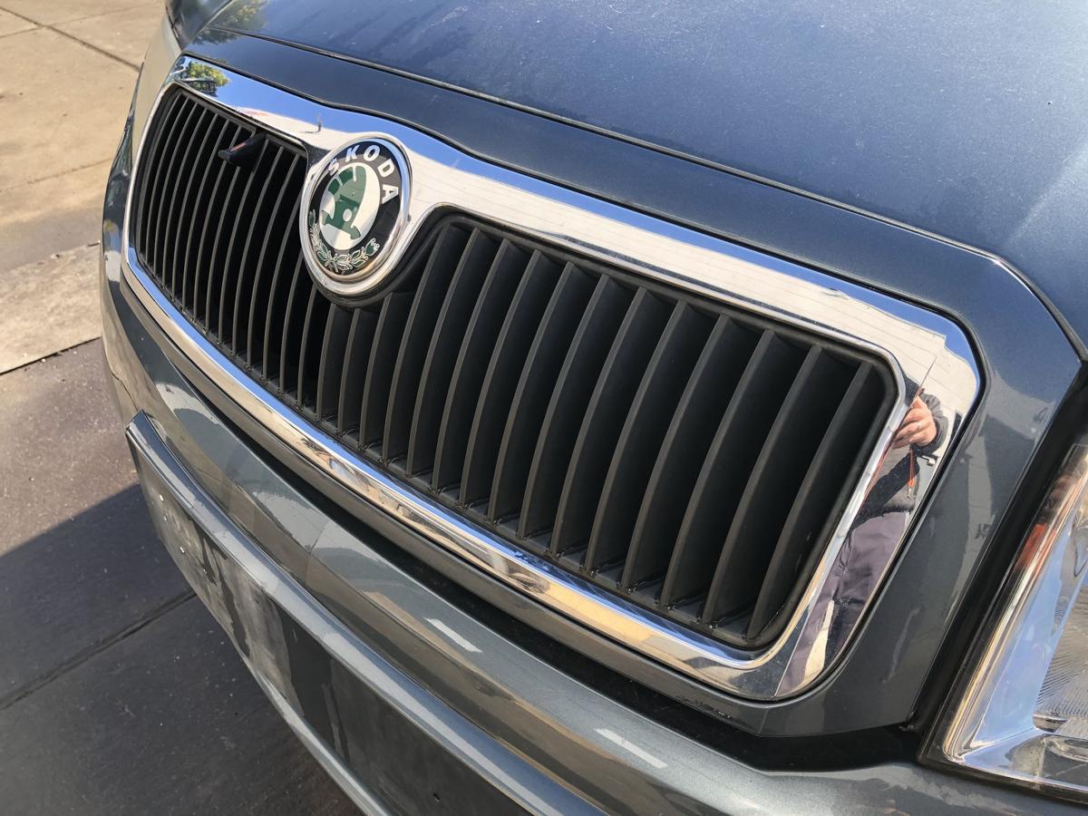 Skoda Fabia I 6Y original Kühlergrill Haube vorn/Front F7V Graphite grey Bj 2005