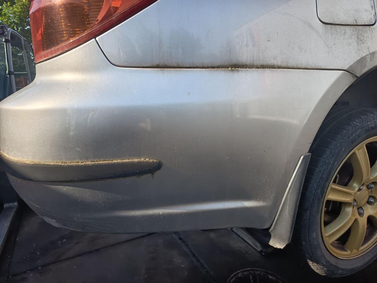 Subaru Legacy original Sto&szlig;stange F&auml;nger hinten Heck 39D Brillantsilber Bj 2005