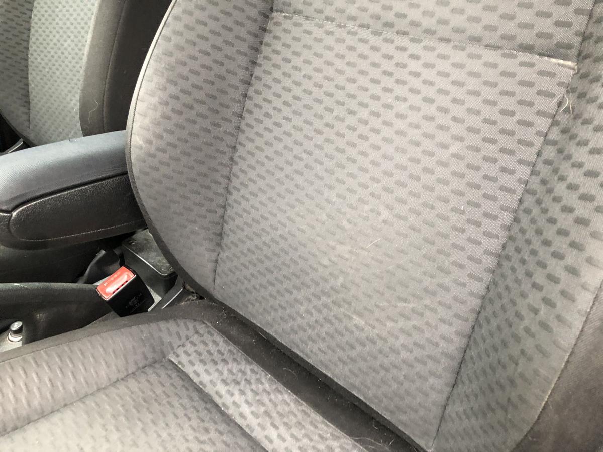 Skoda Roomster 5J Sitz vorn links Fahrersitz Stoff mit Muster ohne Heizung