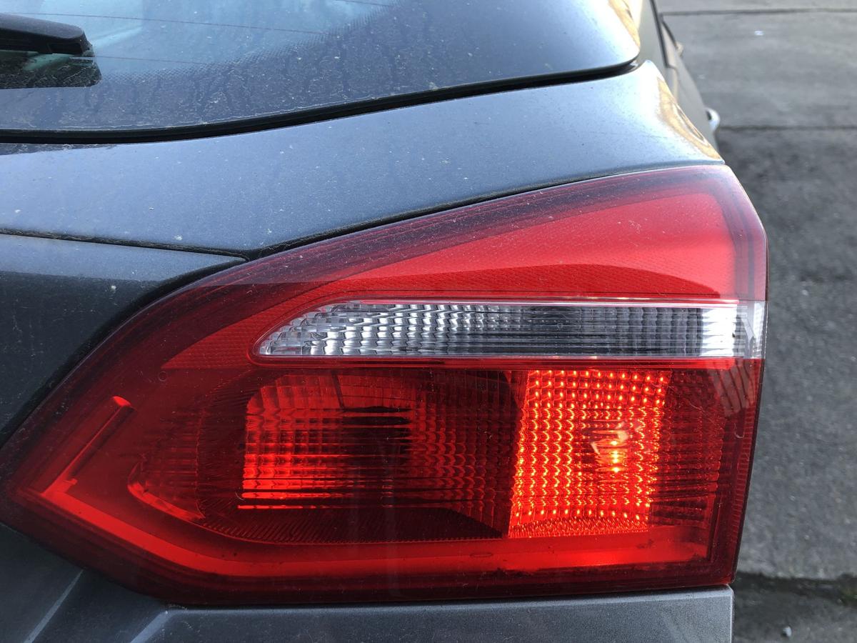 Ford Focus DYB CEW Turnier R&uuml;ckleuchte R&uuml;cklicht innen rechts Heckklappe ab14