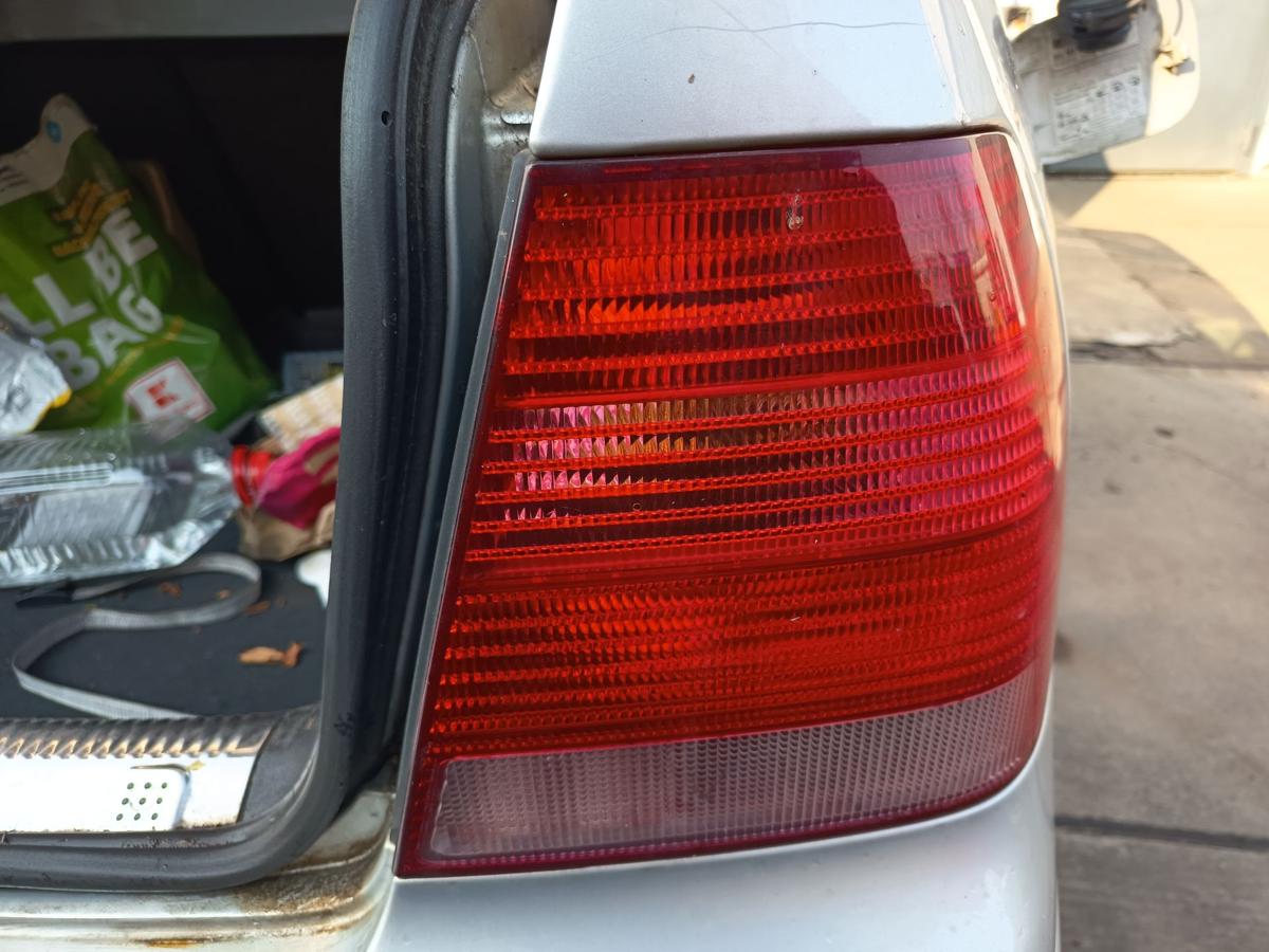 VW Bora 1J Limo original R&uuml;ckleuchte rechts Heck Schluss Licht Bj 2001