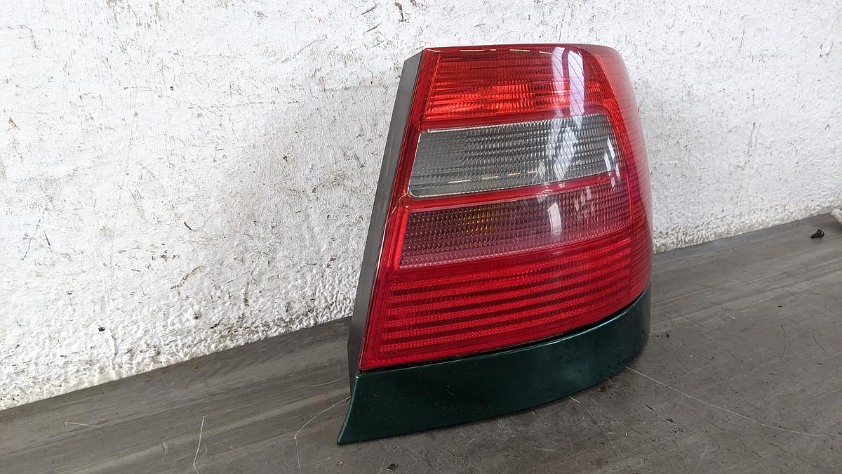 Audi A4 B5 Limo Rückleuchte Schlußleuchte Lampe hinten rechts 8D0945096C