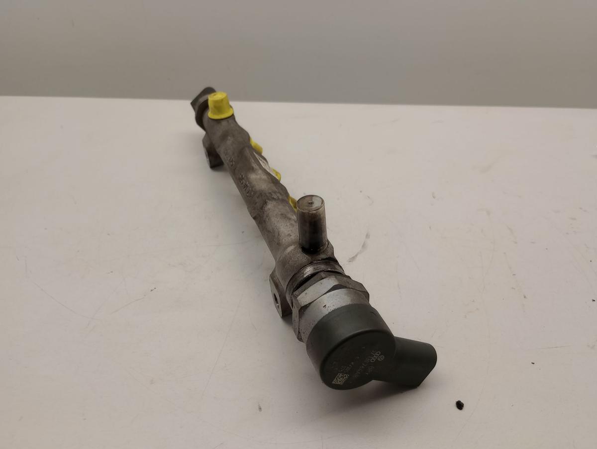 VW Golf VII orig Kraftstoffverteiler Rail 04L089D Bj 2015