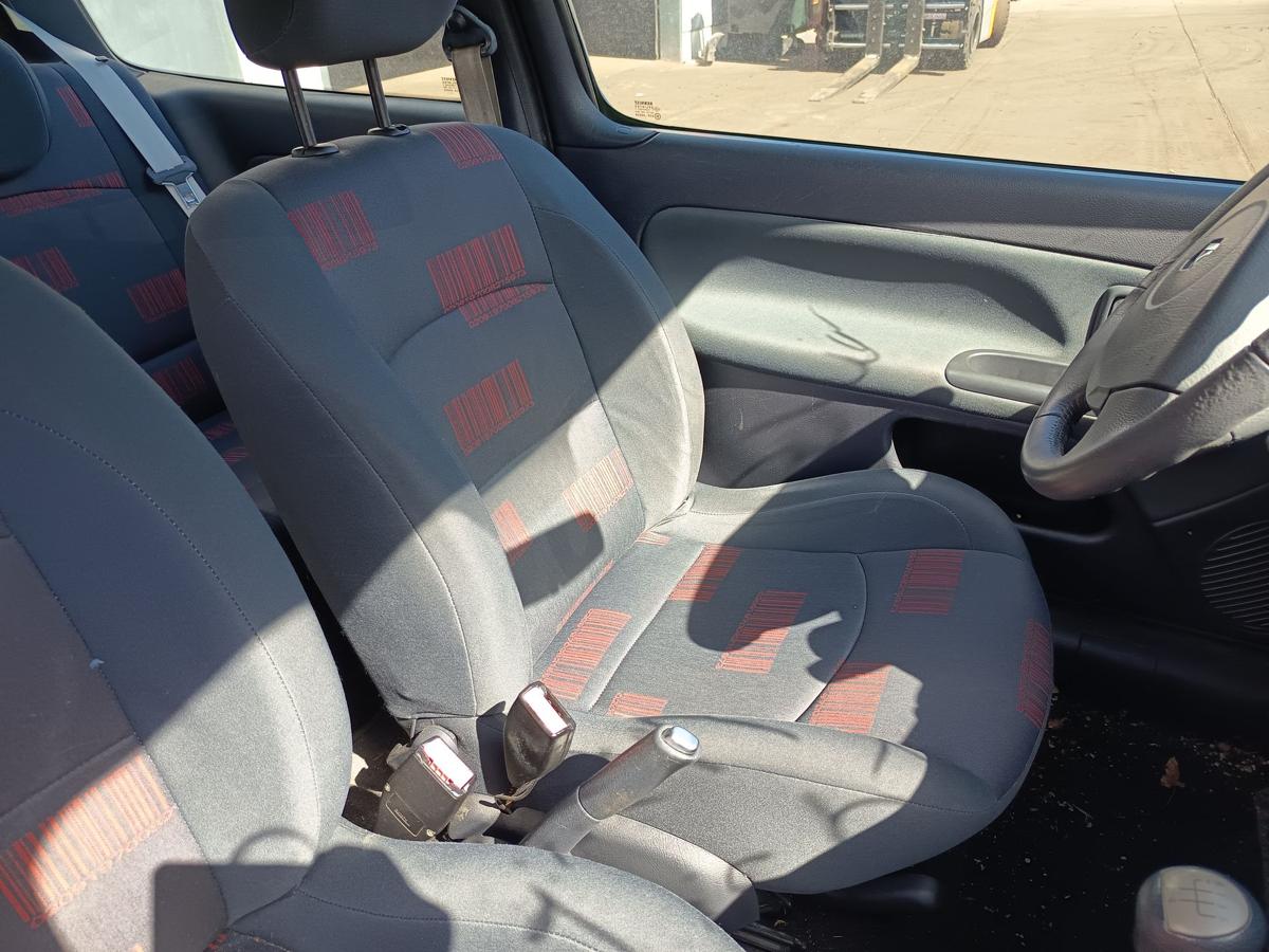 Renault Clio II orig Sitz vorn links 3-türer Fahrersitz klappbar Bj 2005