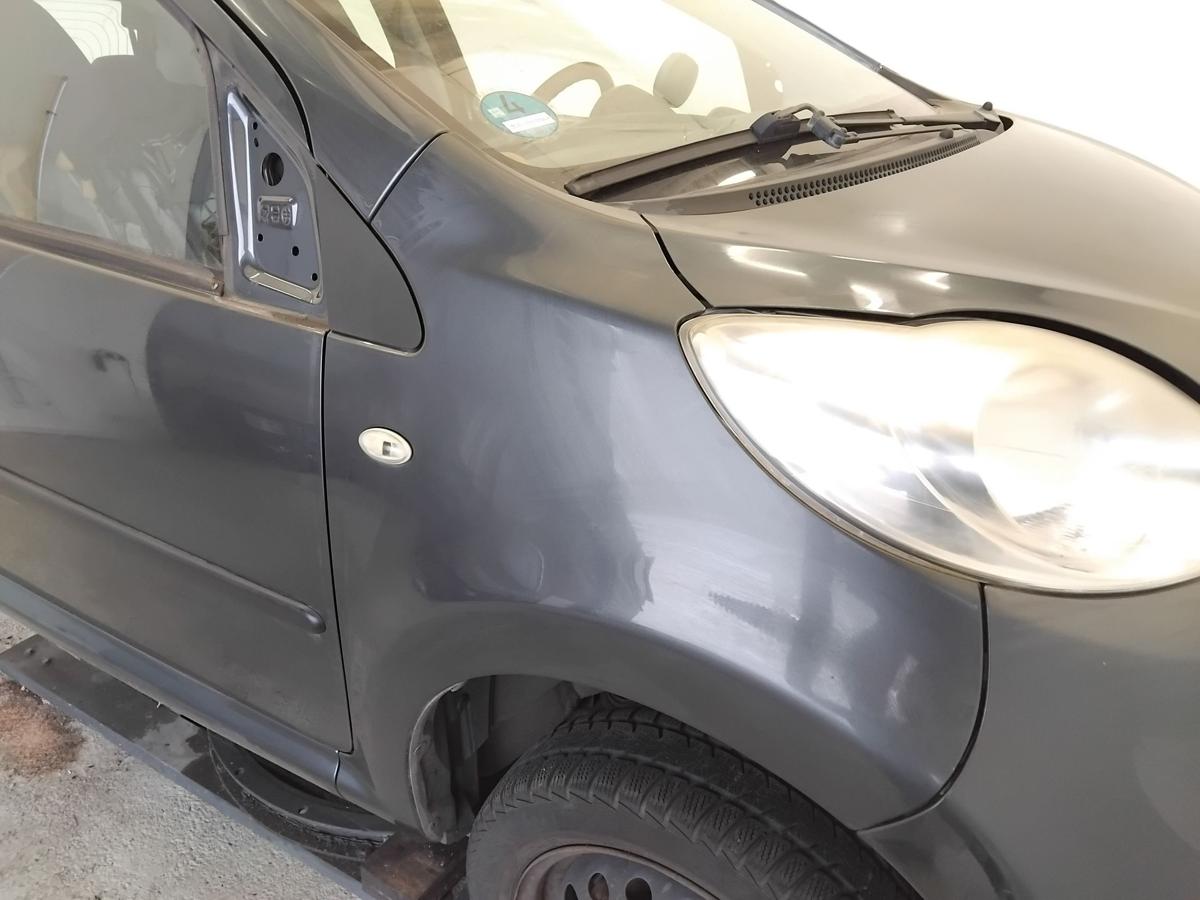 Peugeot 107 original Kotfl&uuml;gel vorn rechts KTA dark grey mica BJ2009