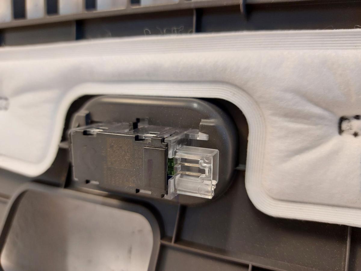 NIO ET7 Elektro Verkleidung Blende Innenverkleidung Fußraum mit Leuchte