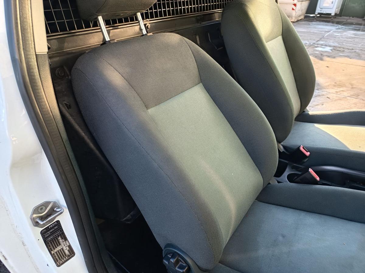Ford Fiesta VII original Sitz rechts Beifahrer Stoff grau/schwarz Bj 2011
