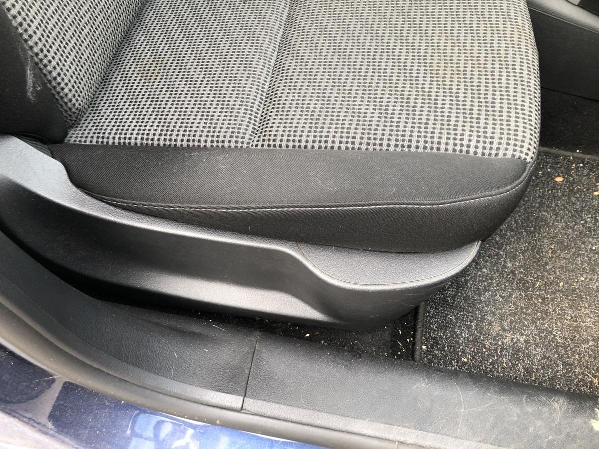 Peugeot 207SW Sitz vorn rechts Beifahrersitz Stoff ohne Heizung Autositz