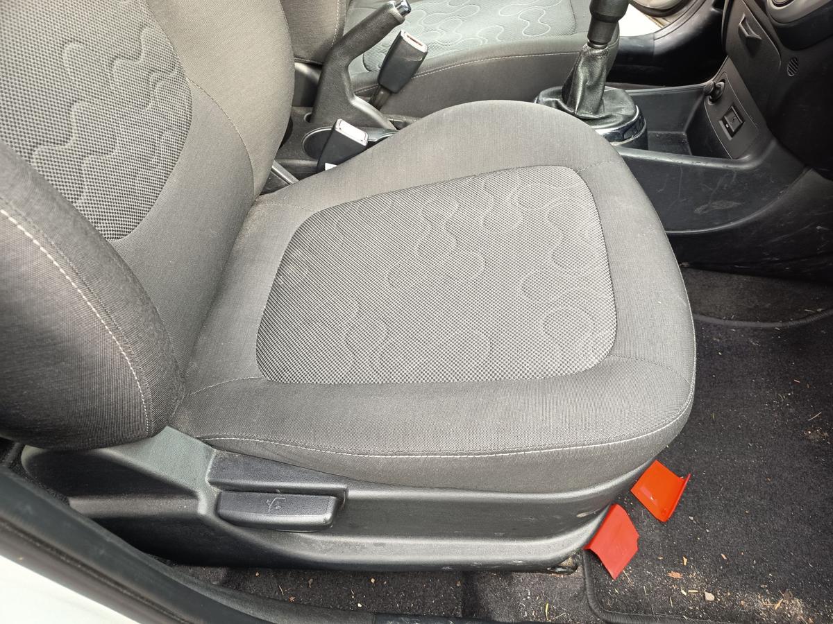 Hyundai i20 original Sitz vorn rechts Beifahrer Stoff anthrazit grau Bj 2012