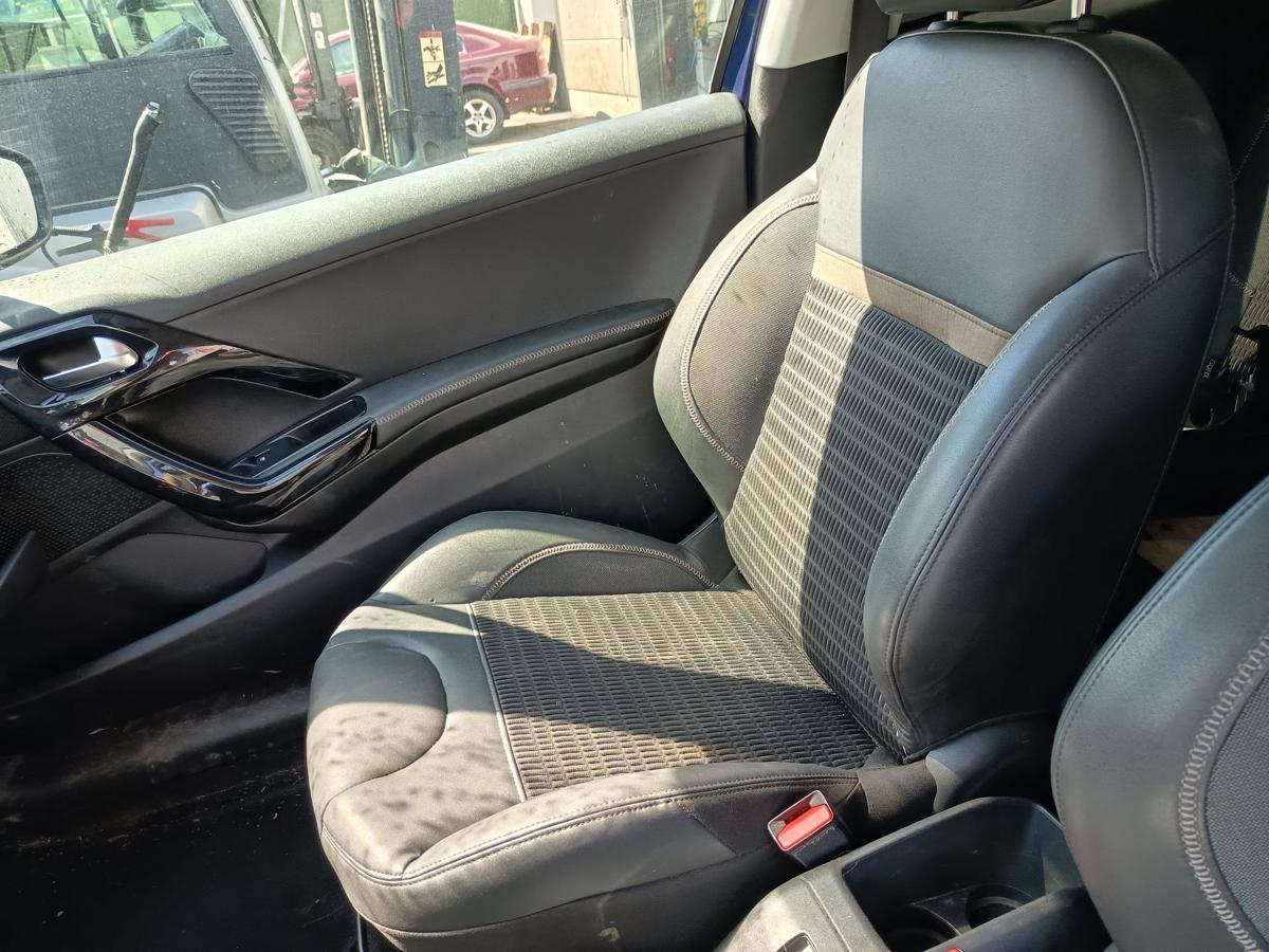 Peugeot 208 I orig Sitz rechts 3türer Beifahrer Leder Stoff 123Tkm Bj 2012