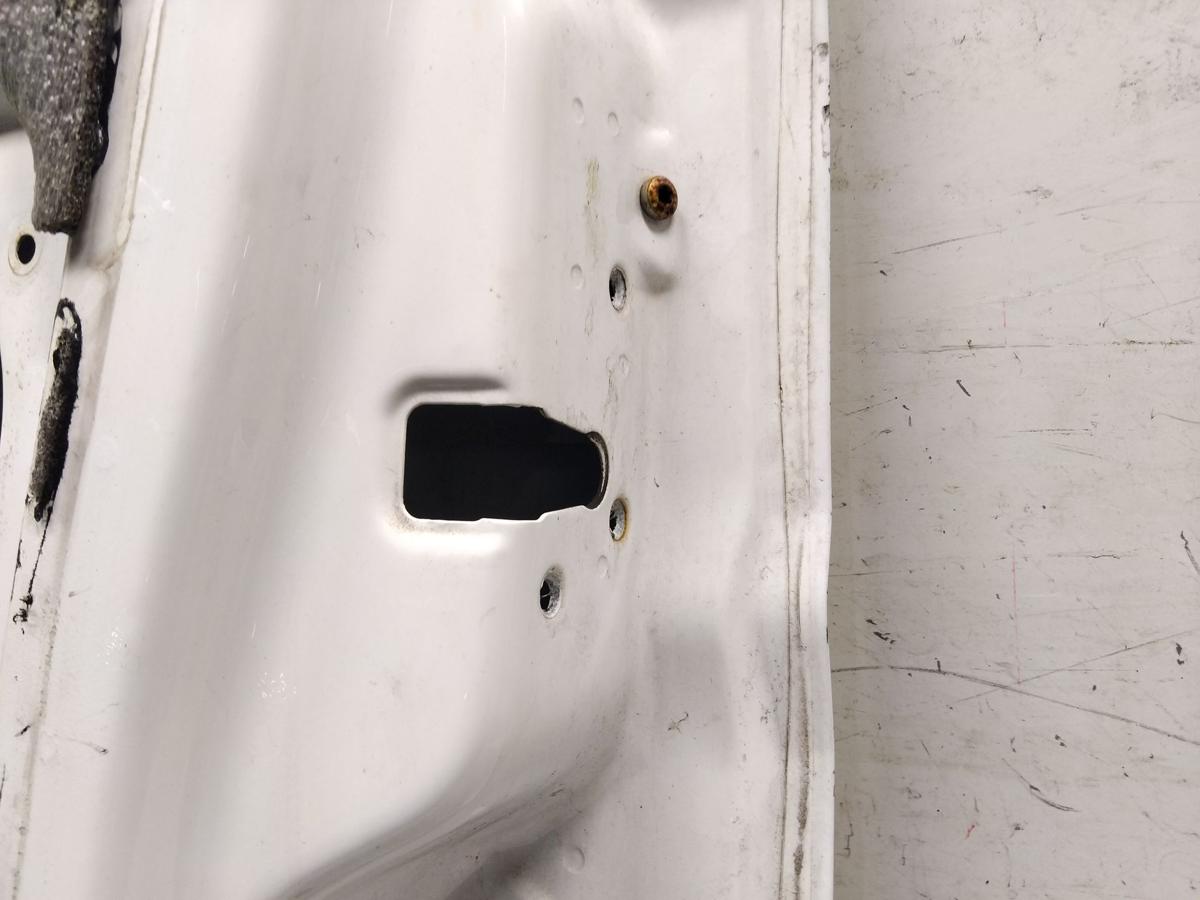 Mercedes Benz Vito 639 T&uuml;r vorn rechts Beifahrert&uuml;r besch&auml;digt Bj.2004 arktikwei&szlig; 9147