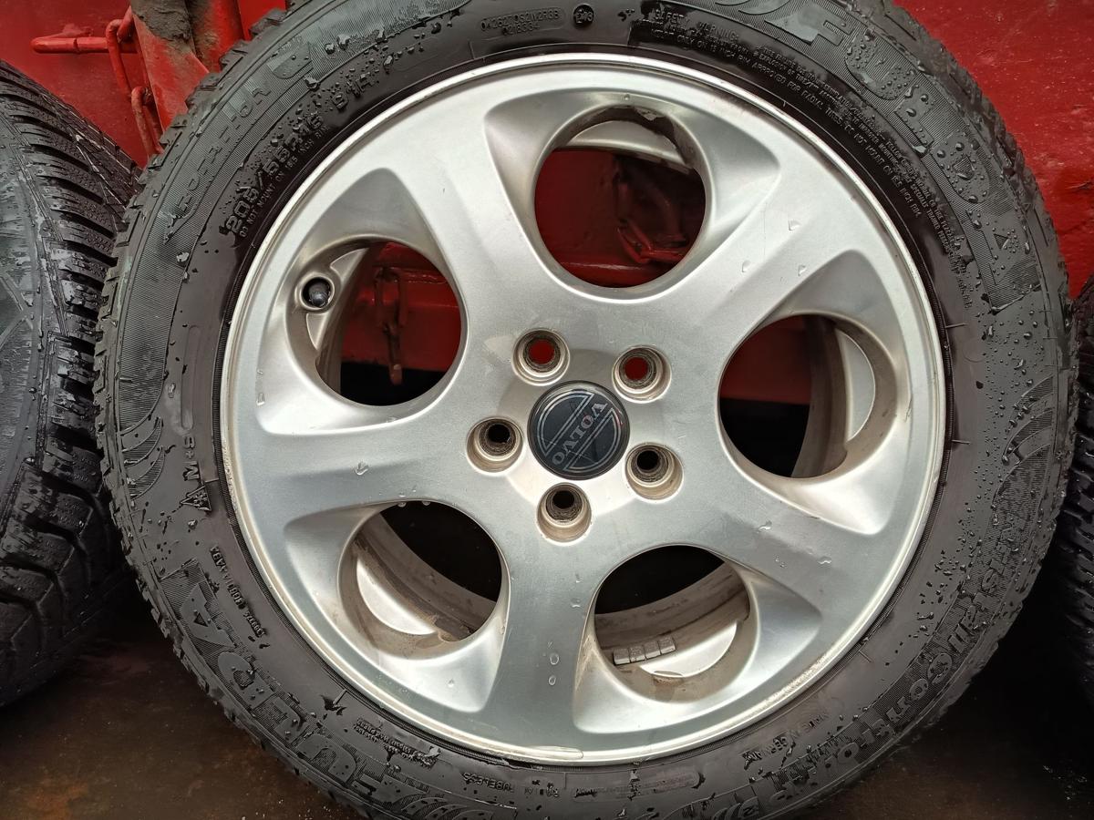 Volvo V70 II original Satz Alufelgen 6,5x16x43 mit Winterreifen DOT 23 Bj 2005
