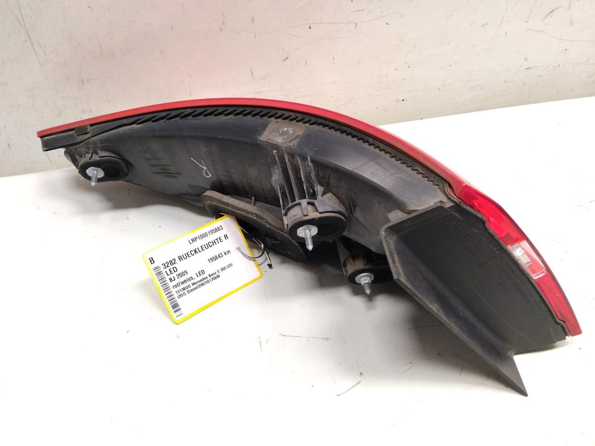 Mercedes E-Klasse Coupe C207 original Rückleuchte Heckleuchte rechts LED Bj.2009