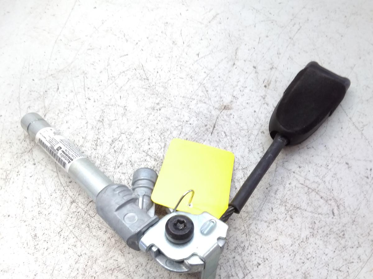 Opel Corsa D original Gurtstraffer vorn links Au&szlig;enseite Sitz BJ2006