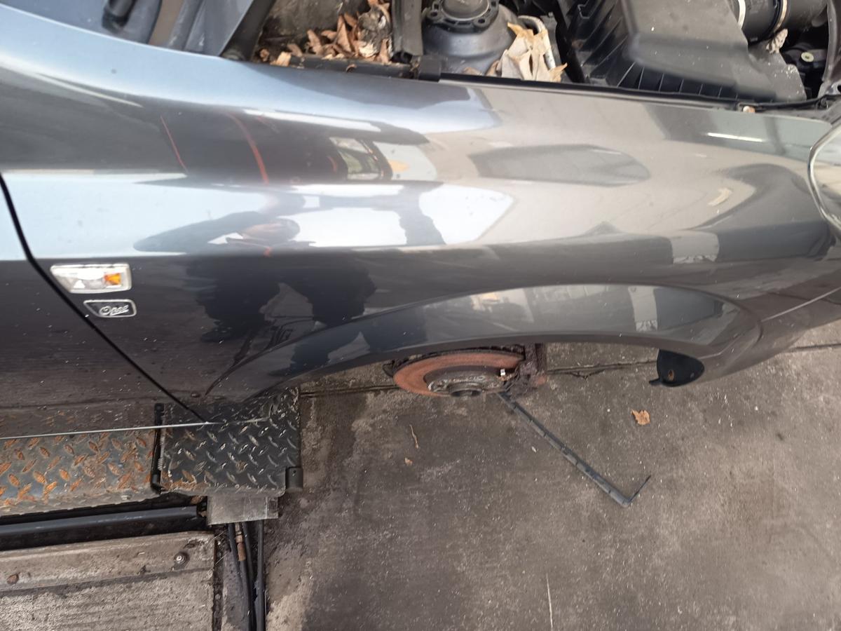 Opel Astra H original Kotfl&uuml;gel vorn rechts Seitenteil Z177 Karbongrau Bj 2010