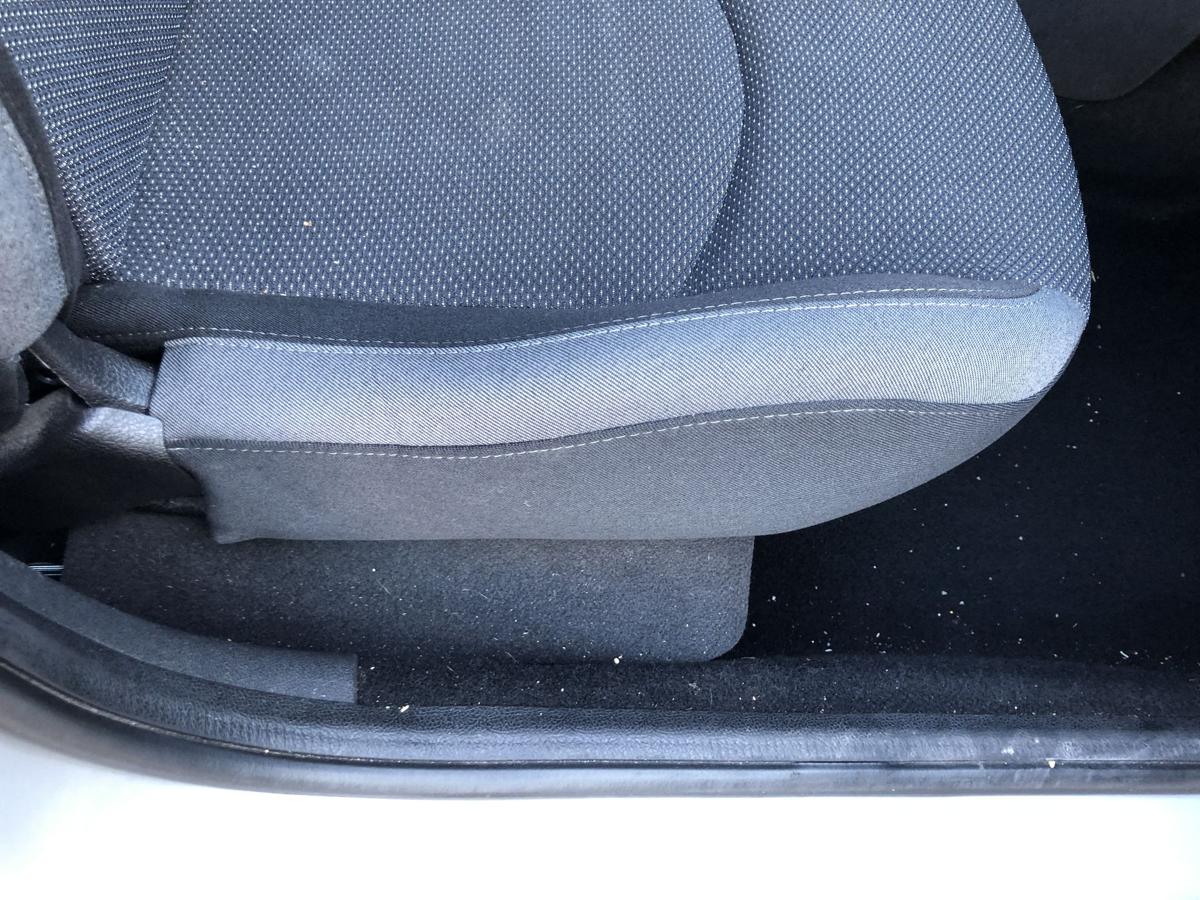Peugeot 206+ Sitz vorn rechts Beifahrersitz nur f&uuml;r 5 t&uuml;rer Stoff Autositz
