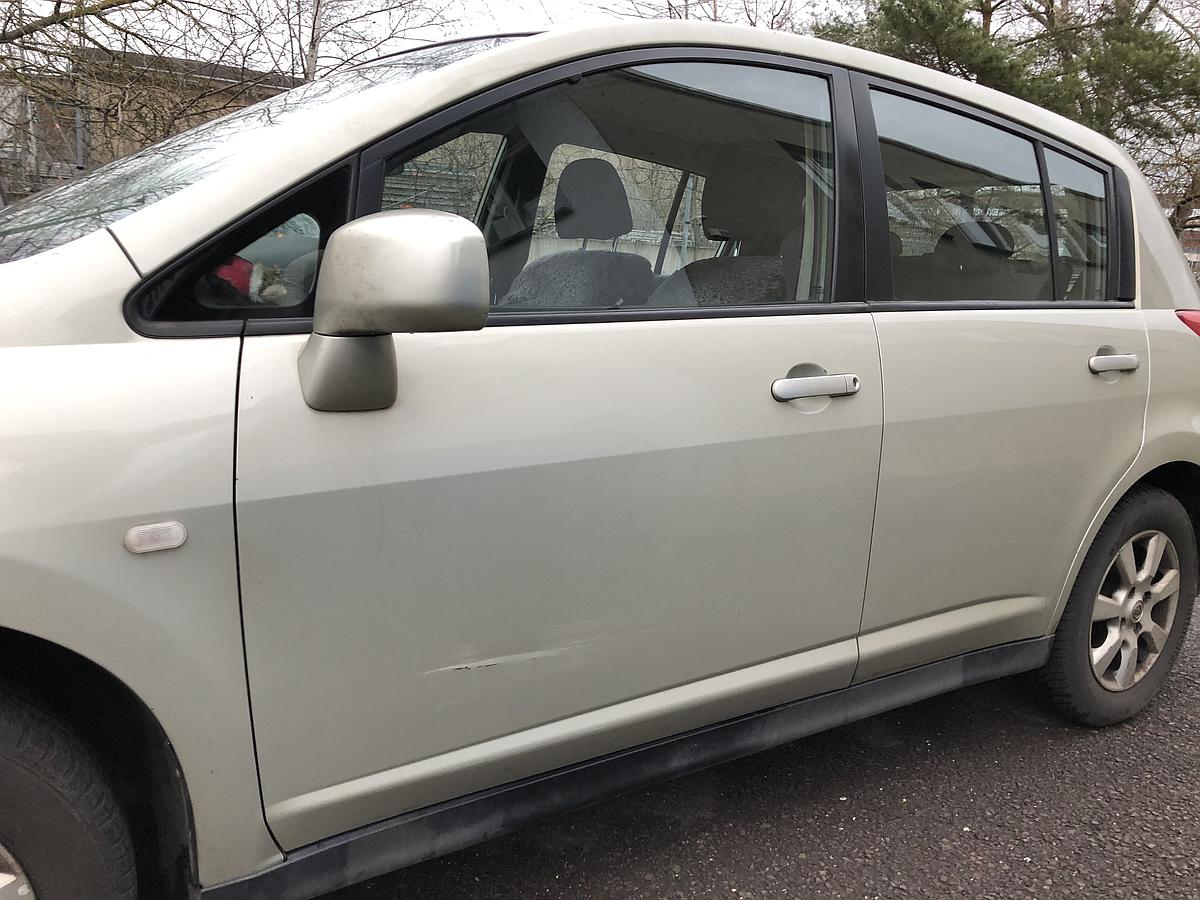 Nissan Tiida Hatch Back Tür vorne links Fahrertür K32 Yellowish Silver Met