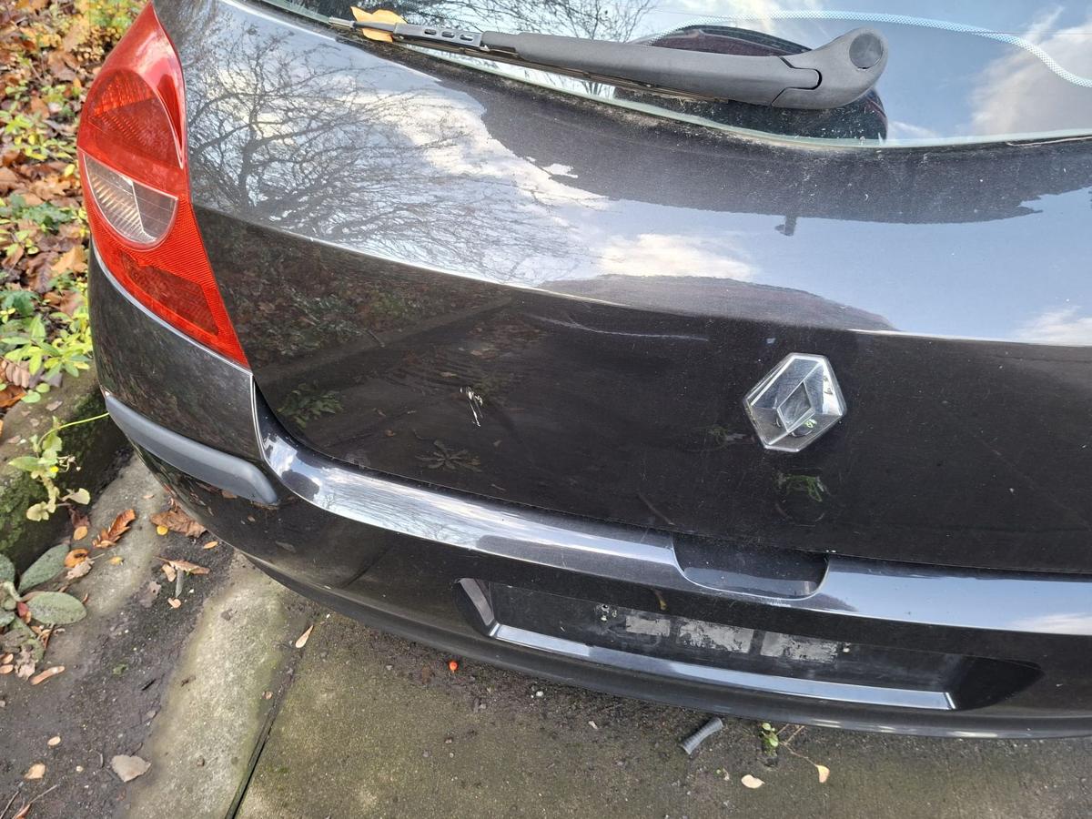 Renault Clio III orig Heckklappe mit Scheibe 676 Perlmuttschwarz Bj 2006 KRATZER