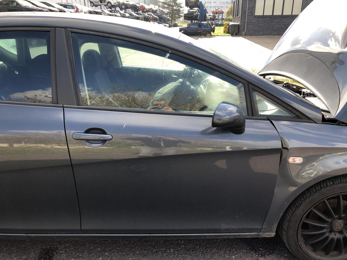 Seat Leon 1P Tür vorn rechts Beifahrertür LS7Z Graumetallic