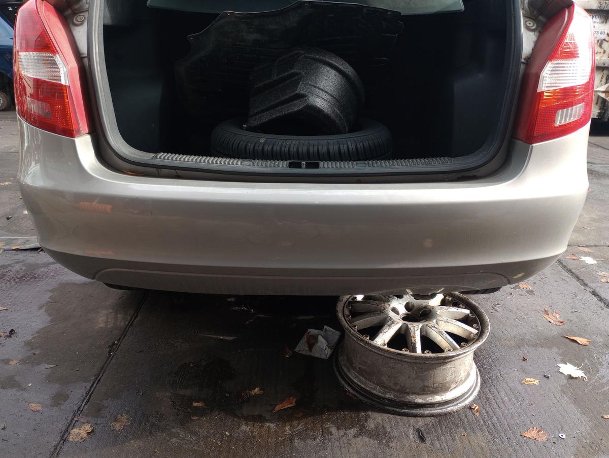 Skoda Fabia 5J Kombi orig Stoßstange hinten F8H Beige Facelift Bj 2010