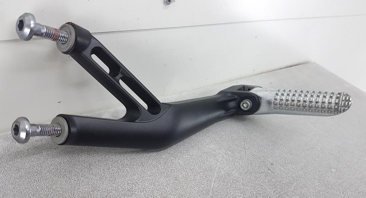 Yamaha YZF R1 RN65 Fußraste hinten links Bj2022 für Sozius Soziusfußraste