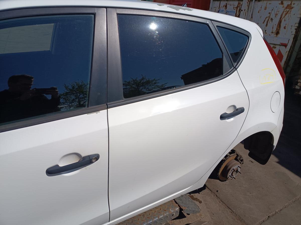 Hyundai I30 FD original T&uuml;r hinten links Crystal White Baujahr 2009