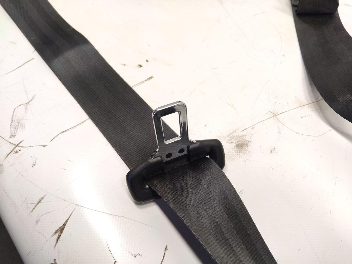 VW Caddy 2K original Sicherheitsgurt vorn rechts schwarz unfallfrei BJ2008