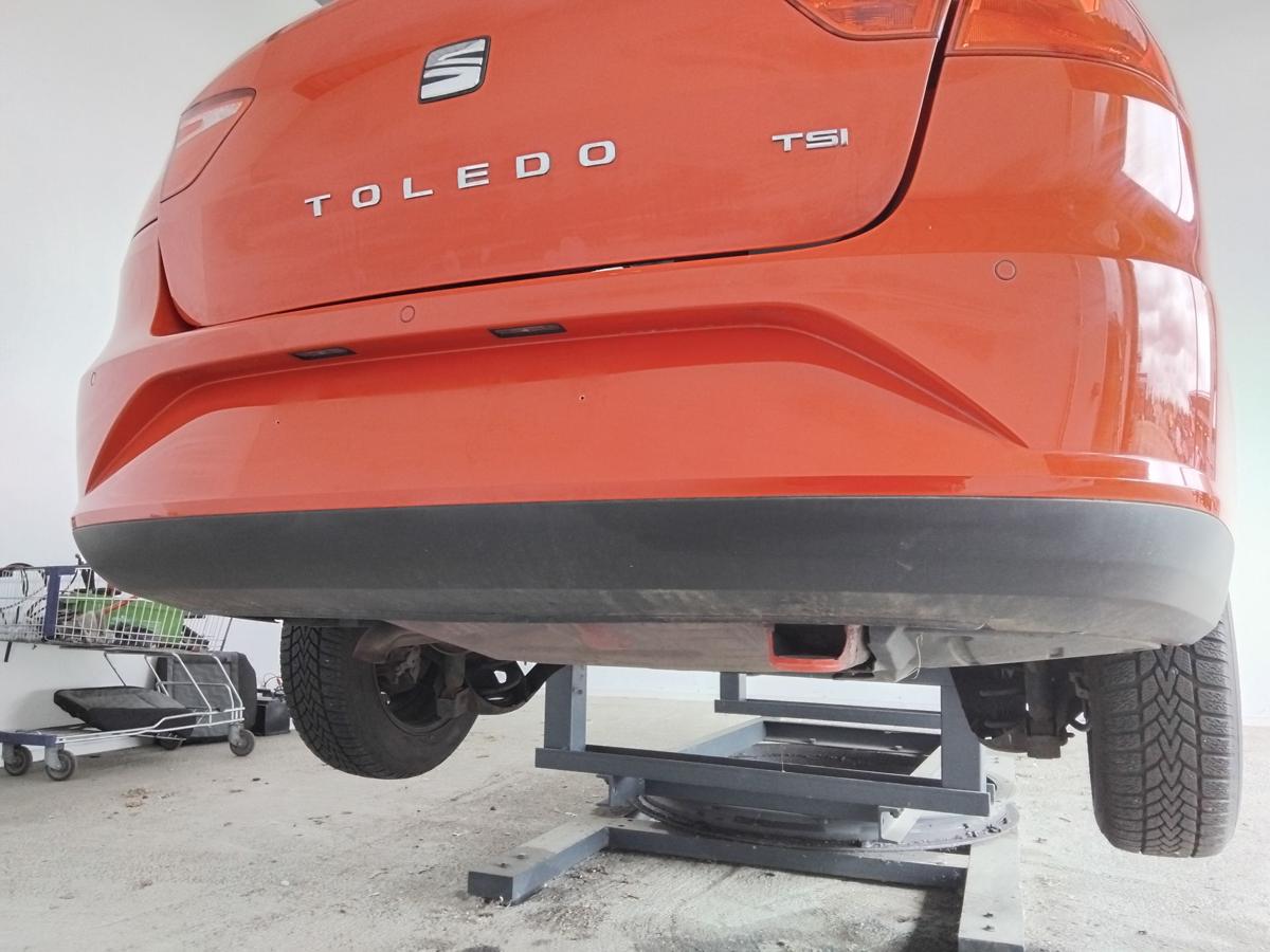 Seat Toledo 4 KG orig.Stoßfänger Stoßstange hinten PDC LF3K Passion Red BJ2015
