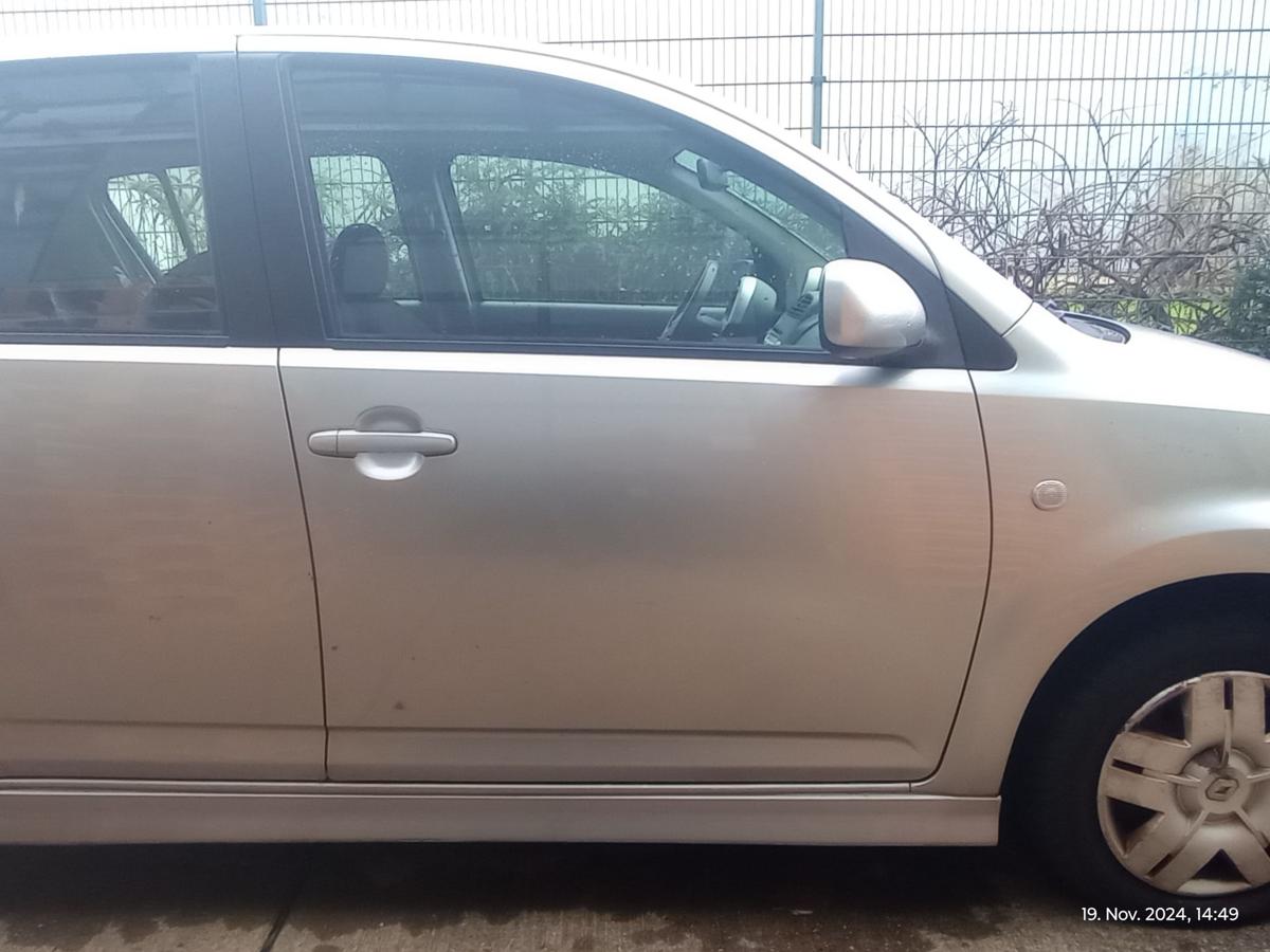 Daihatsu Sirion M300 orig Tür vorn rechts Beifahrertür 5trg S28 Silber Bj 2007