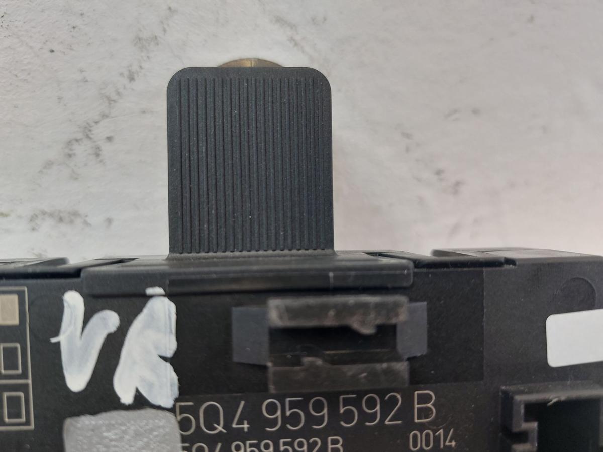 Skoda Octavia 5E Scout T&uuml;rsteuerger&auml;t vorn rechts 5Q4959592B