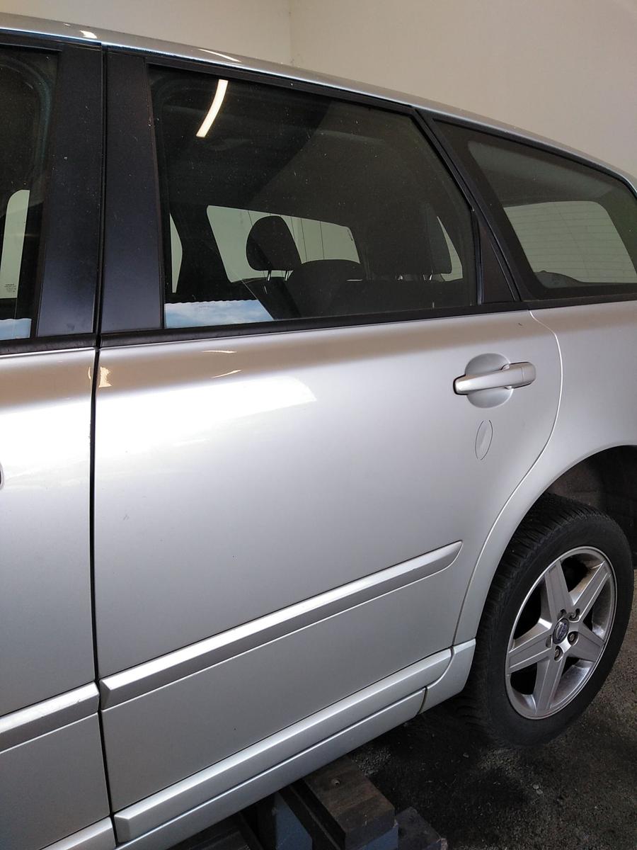Volvo V50 Facelift Tür hinten links silbermetallic beschädigt Bj.2008