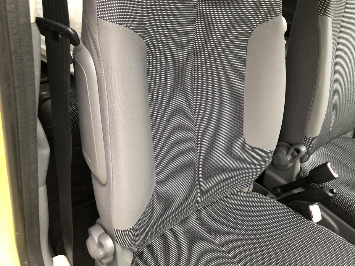 Peugeot 107 Typ P Sitz vorn rechts Beifahrersitz Stoff Autositz ohne Heizung
