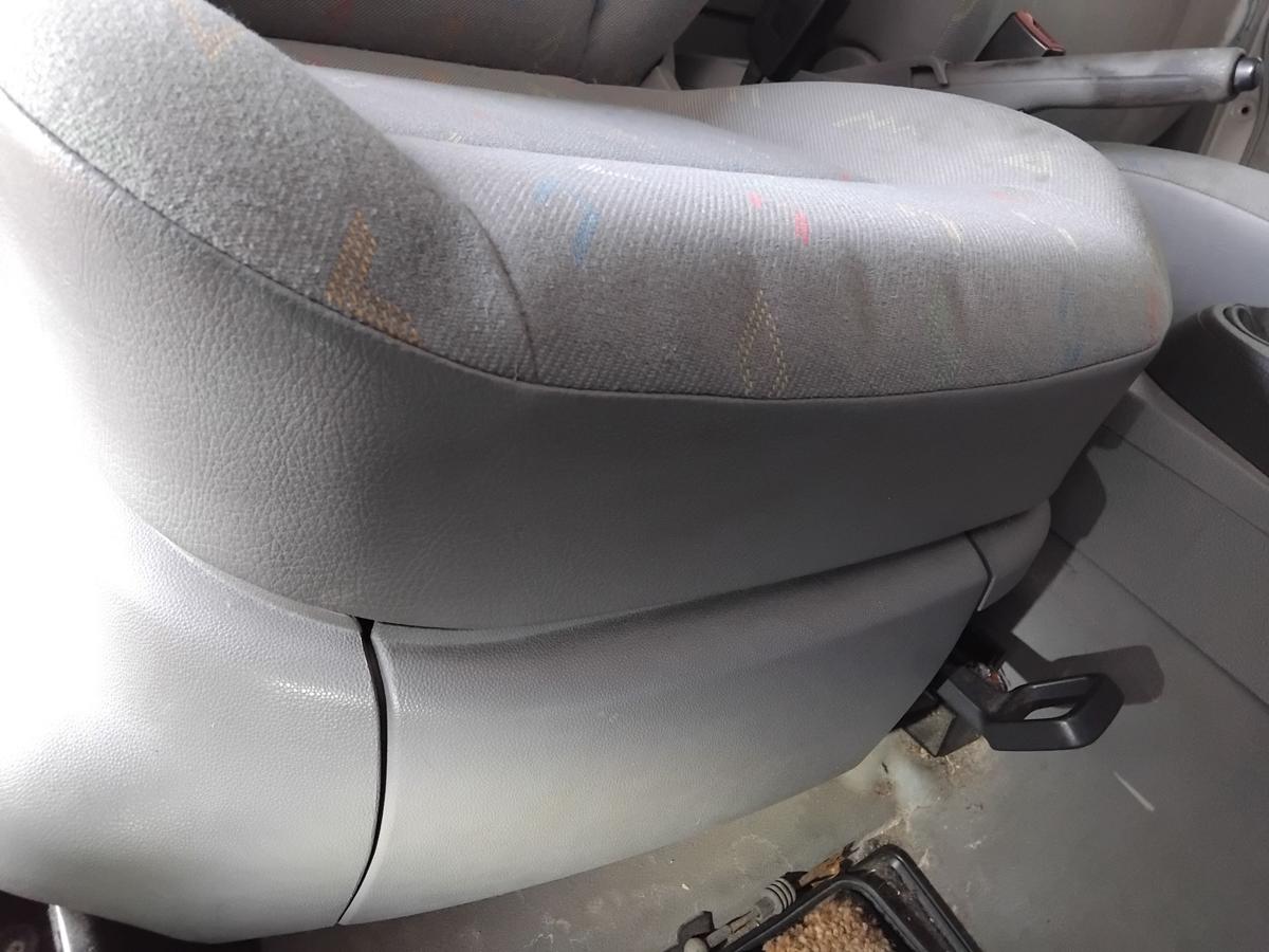 VW Caddy 2K orig Sitz vorn rechts Beifahrersitz Stoff hellgrau mit Muster BJ2005