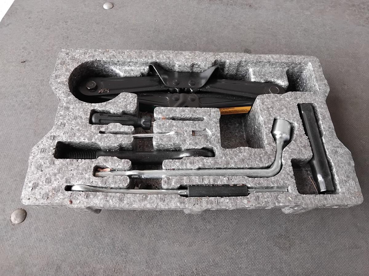 Kia Carens 3 UN original Wagenheber Abschlepp&ouml;se Schaumstoffbox BJ2006