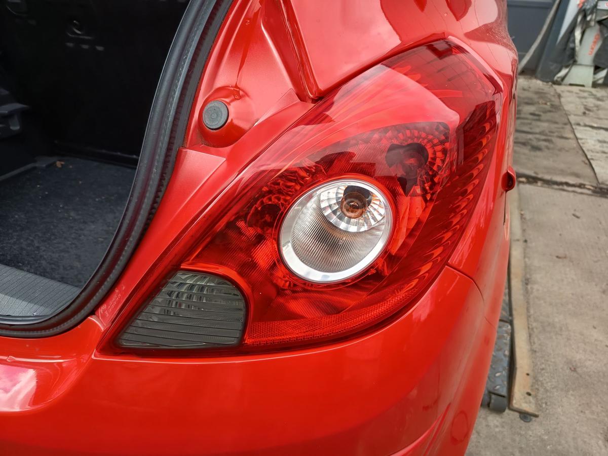 Opel Corsa D original R&uuml;ckleuchte rechts 3 T&uuml;rer vor Facelift Bj 2009