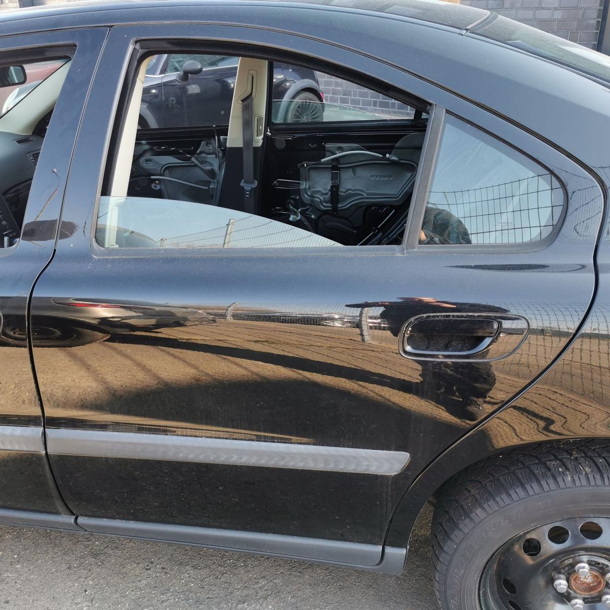 Volvo S60 RS Tür Autotür Rohbautür hinten links Fondtür 01900 Black Stone