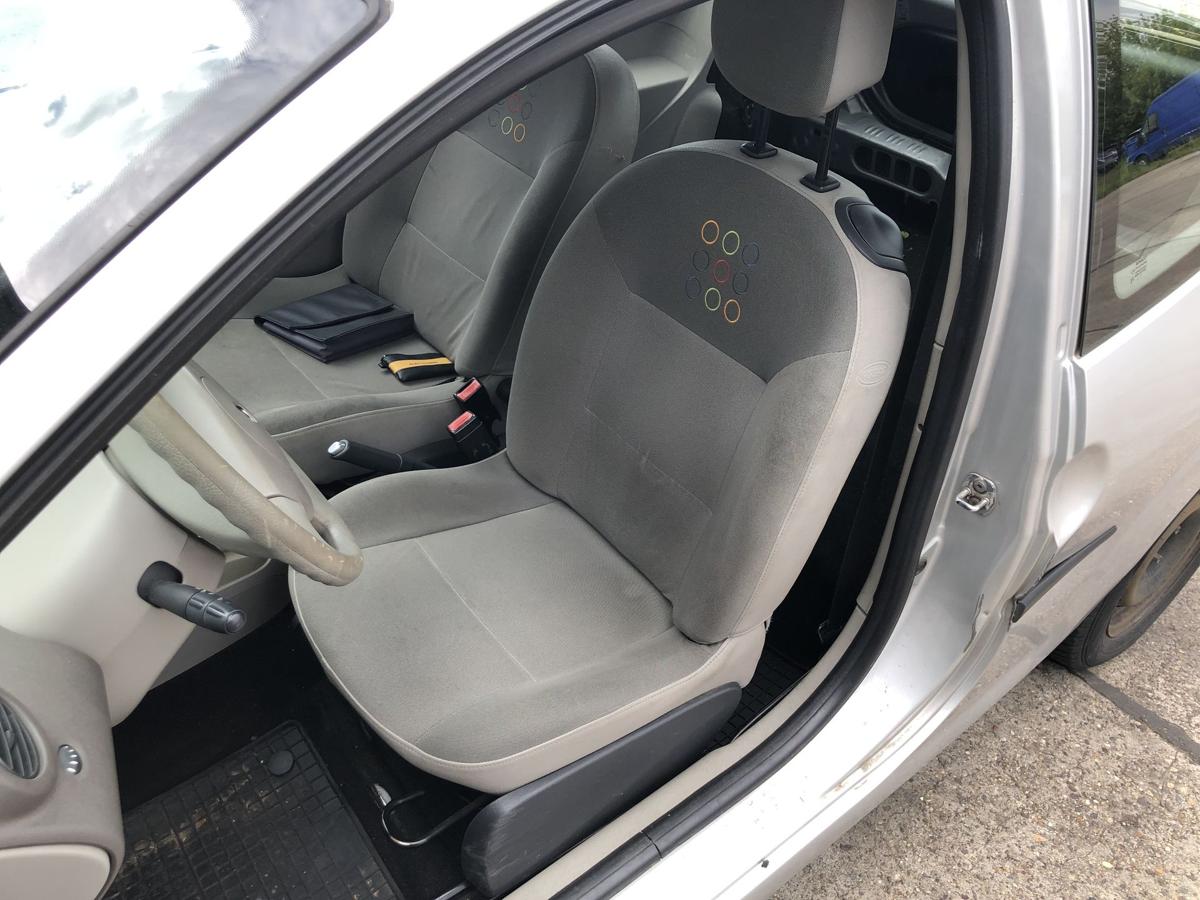 Renault Twingo 2 II Sitz vorn links Fahrersitz Stoff Autositz Stoffsitz