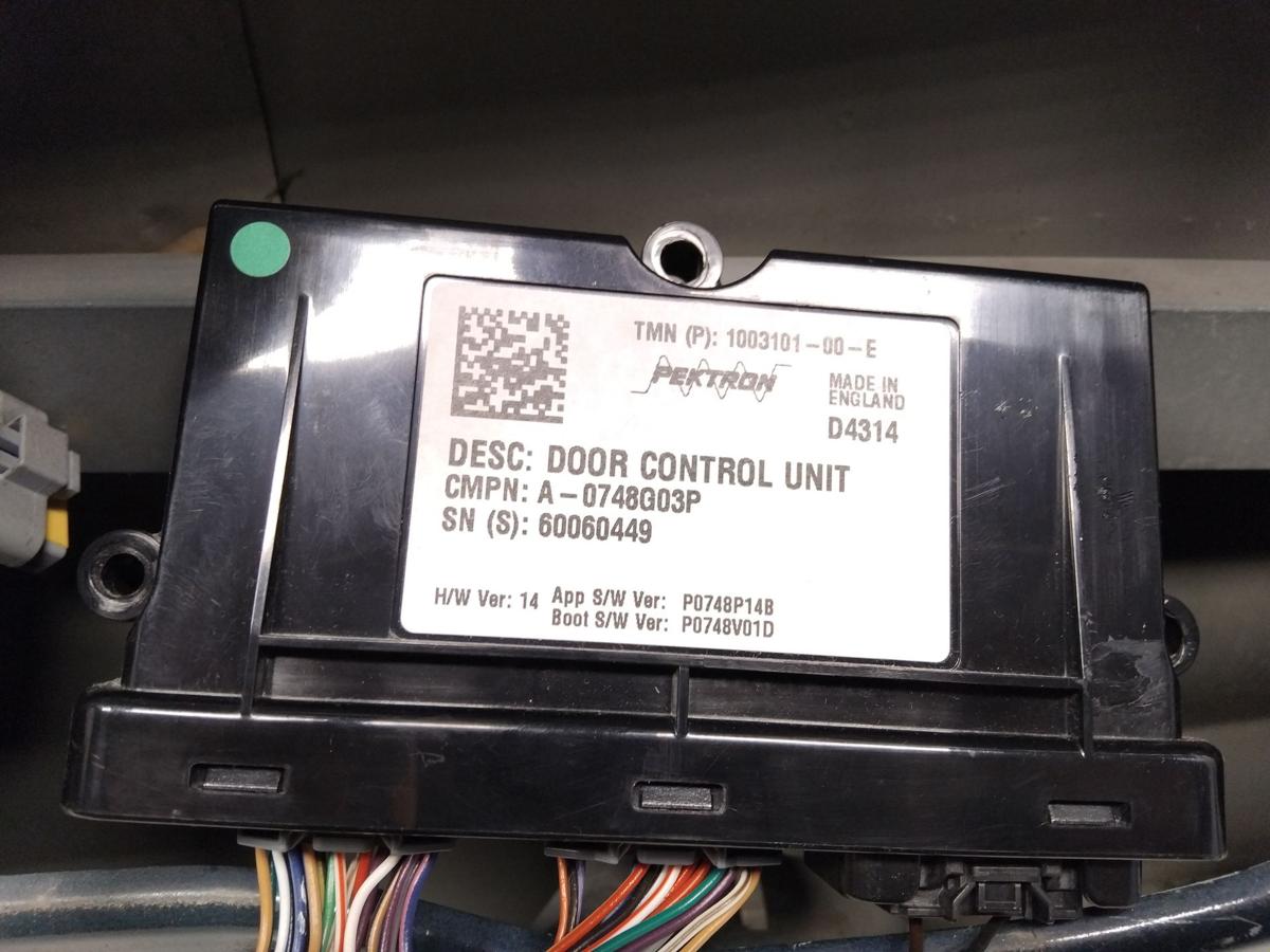 Tesla Model S original T&uuml;r vorn rechts Beifahrert&uuml;r PMMB pacificblue BJ2014