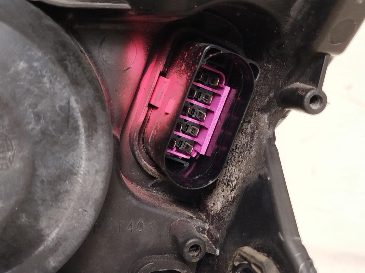 Skoda Fabia 5J ab 2010 Scheinwerfer rechts Halogen Linse Facelift Halter defekt