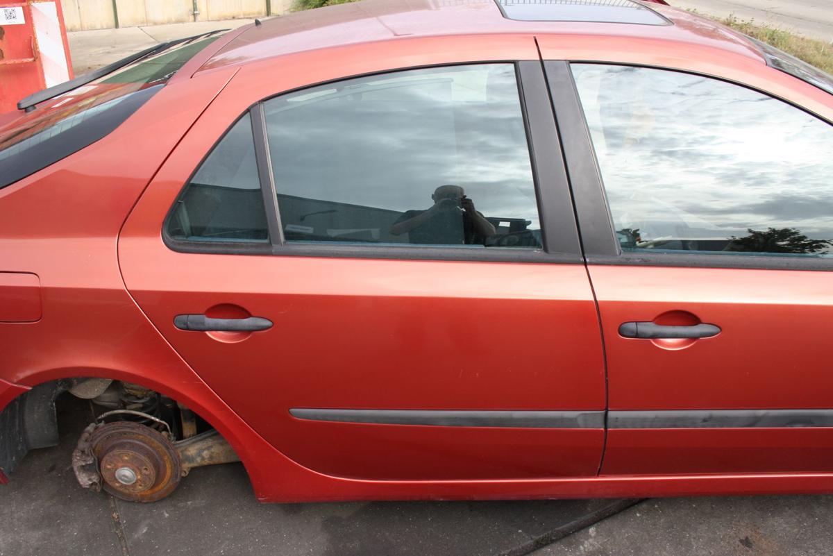 Renault Laguna II Limo orig Tür hinten rechts B76 Feuerrot met Bj 2001