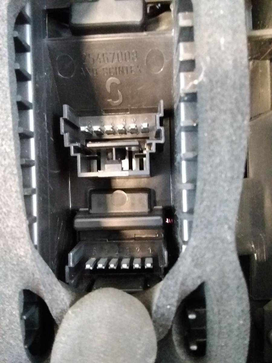 Opel Vivaro A original Rückleuchte Schlussleuchte links mit Blende BJ2003