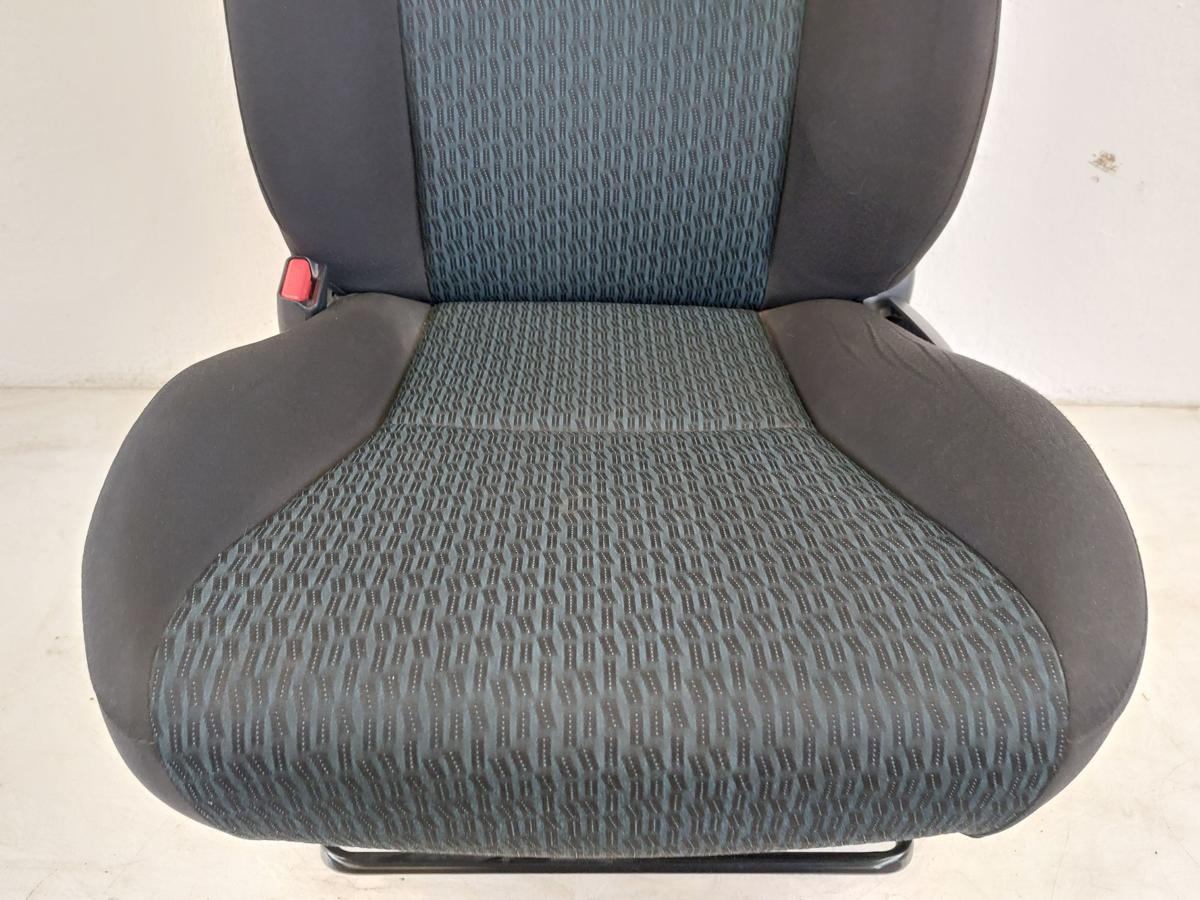 Toyota Yaris XP13 Sitz vorn links Fahrersitz Stoff nur f&uuml;r 5 t&uuml;rer Autositz