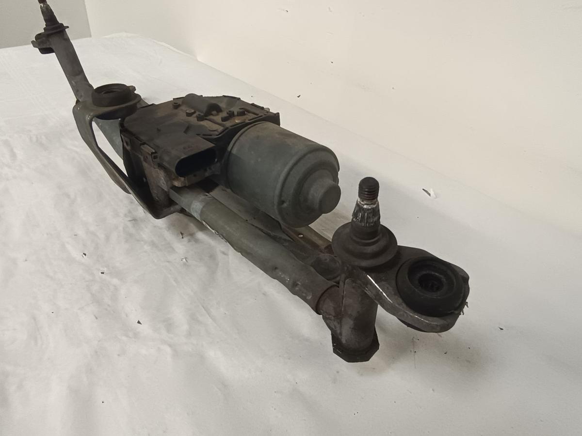 VW Caddy 2K original Wischermotor vorn mit Gestänge 1T1955023A Bj 2010