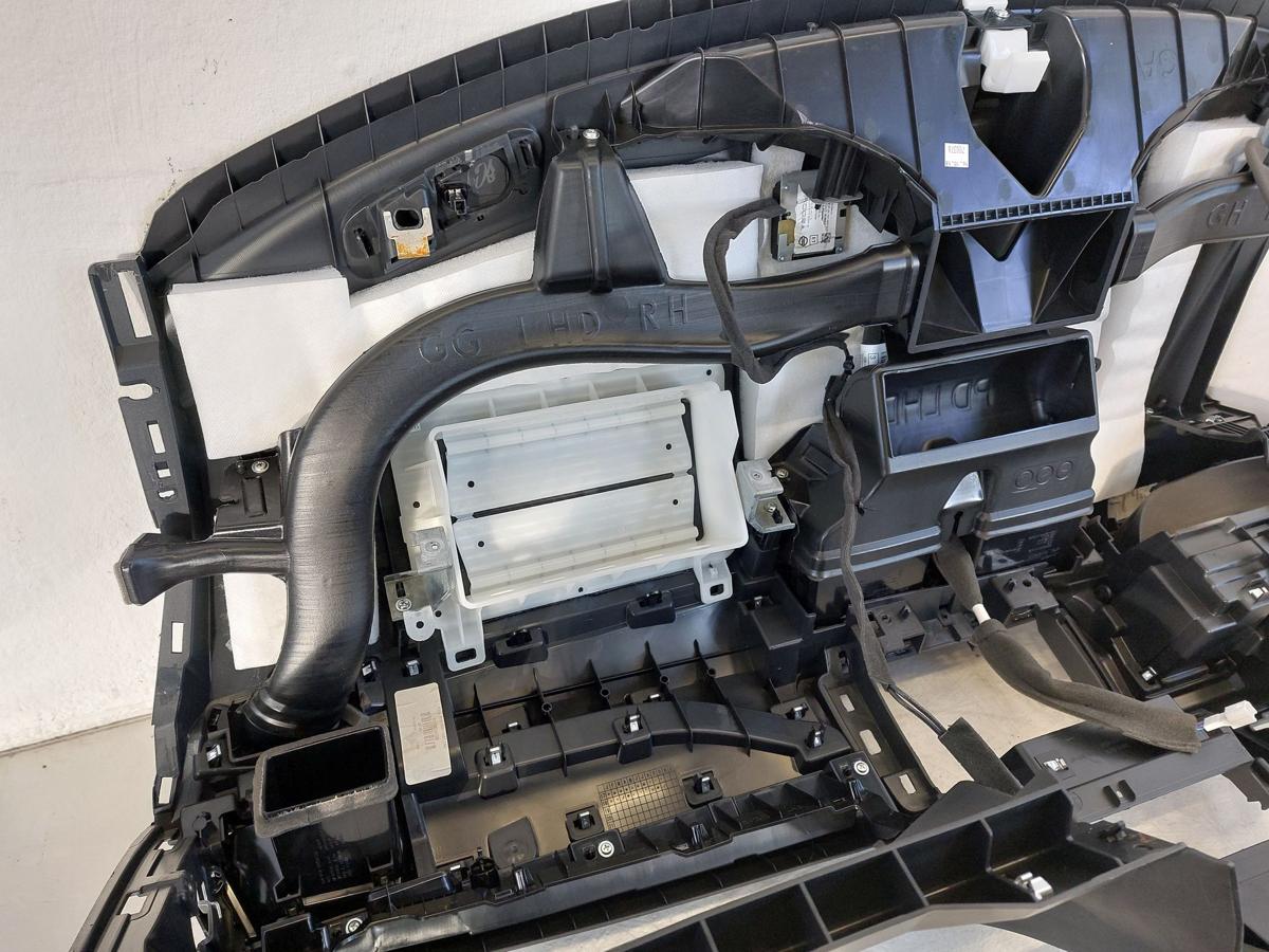 Nissan Leaf ZE1 40kWh Armaturenbrett Armaturentafel Dashboard Cockpit