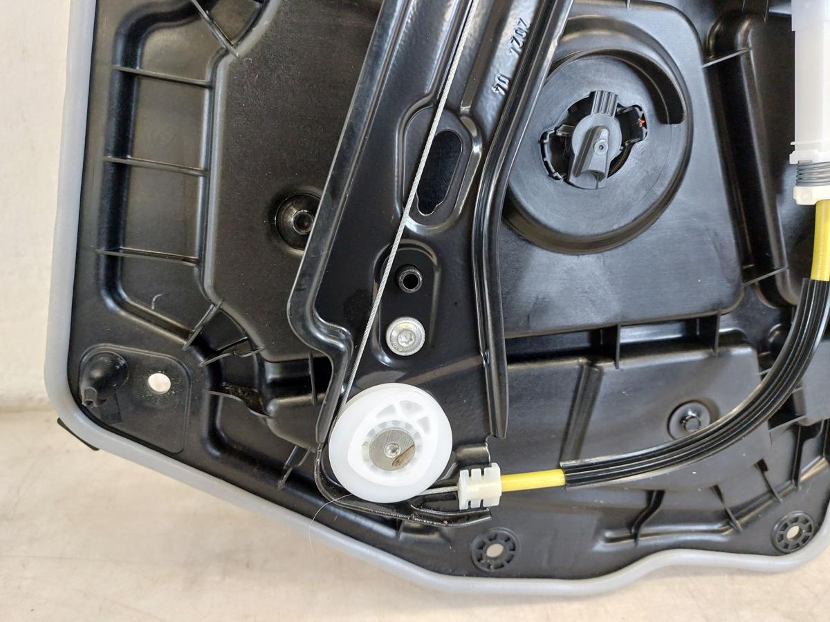 Tesla Model Y Juniper Fensterheber hinten links auf Grundplatte ohne Hebermotor